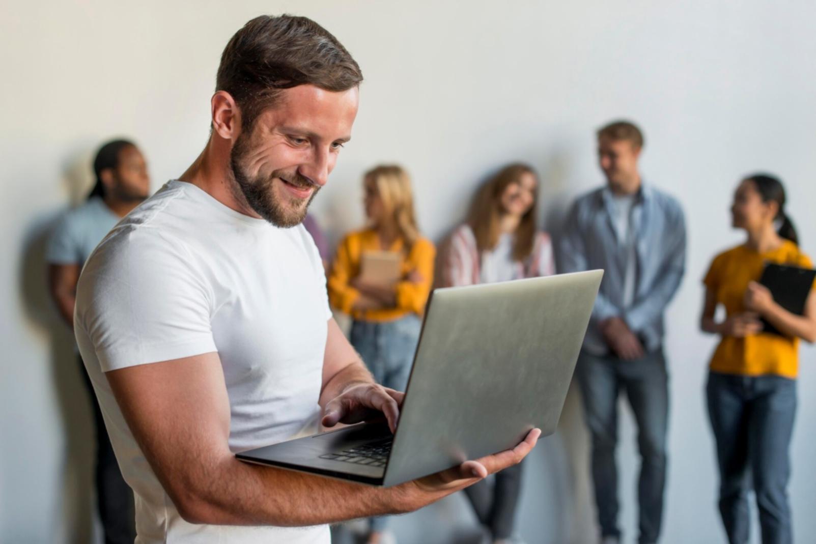 Besprechung mit Kunden am Konferenztisch