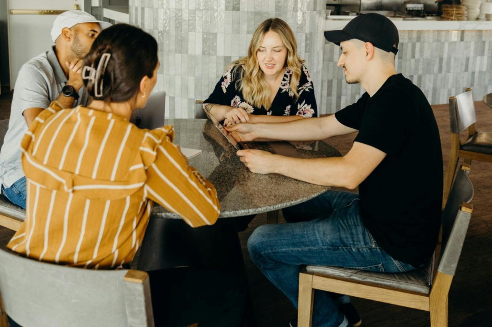 Moderne Büroumgebung mit mehreren Bildschirmen und Marketingdashboards