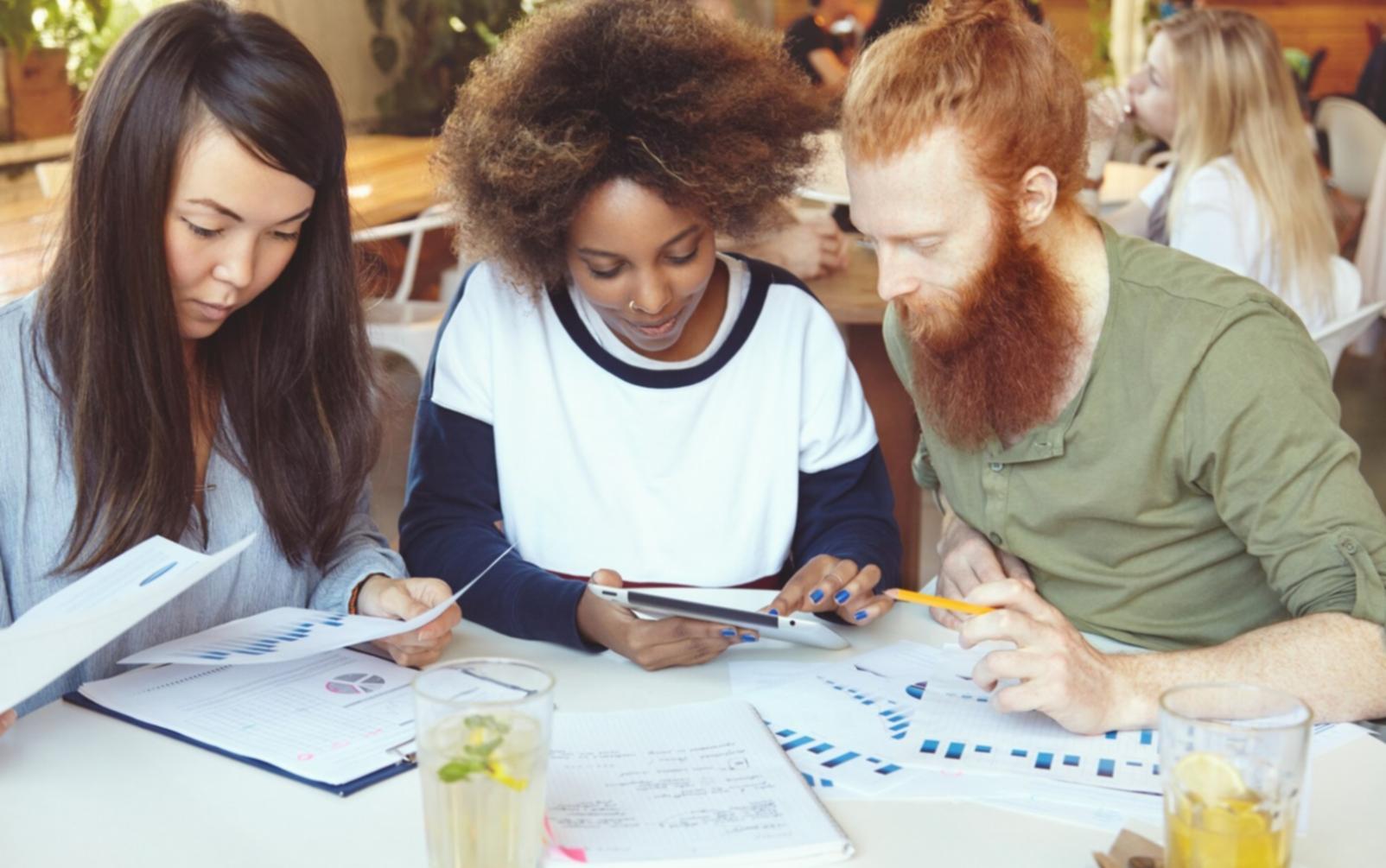Team bei der Arbeit an technischen Marketinglösungen